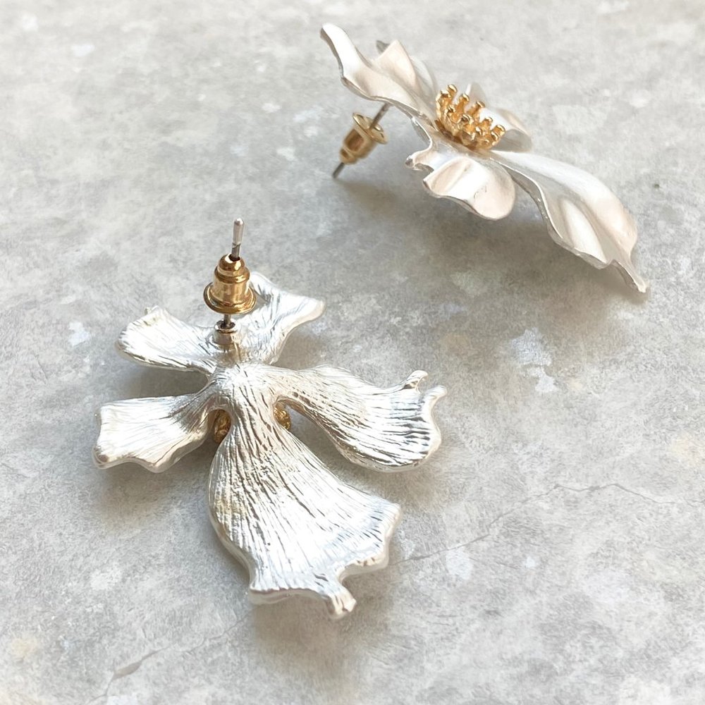 NEW Flower stud earrings in silver - Picture 4 of 8